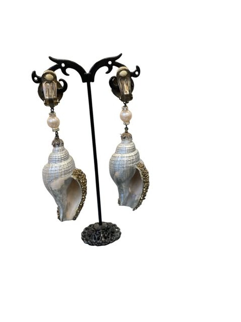 ORECCHINI CLIP CON CONCHIGLIA 